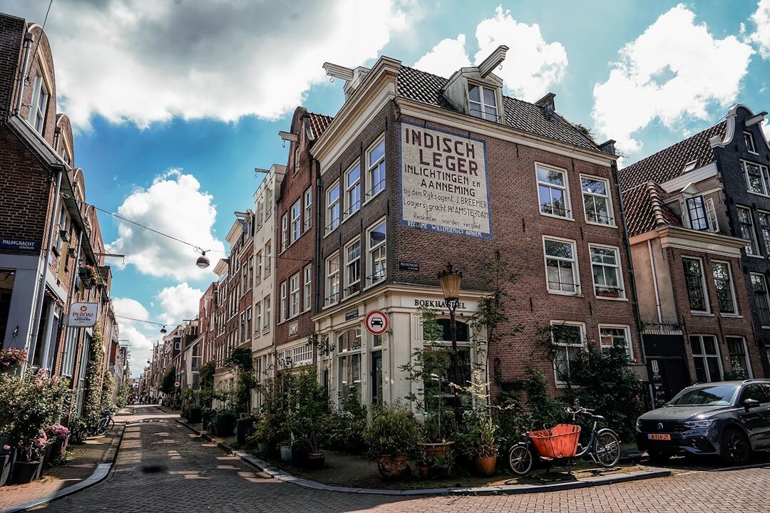 dutch real estate agent with client