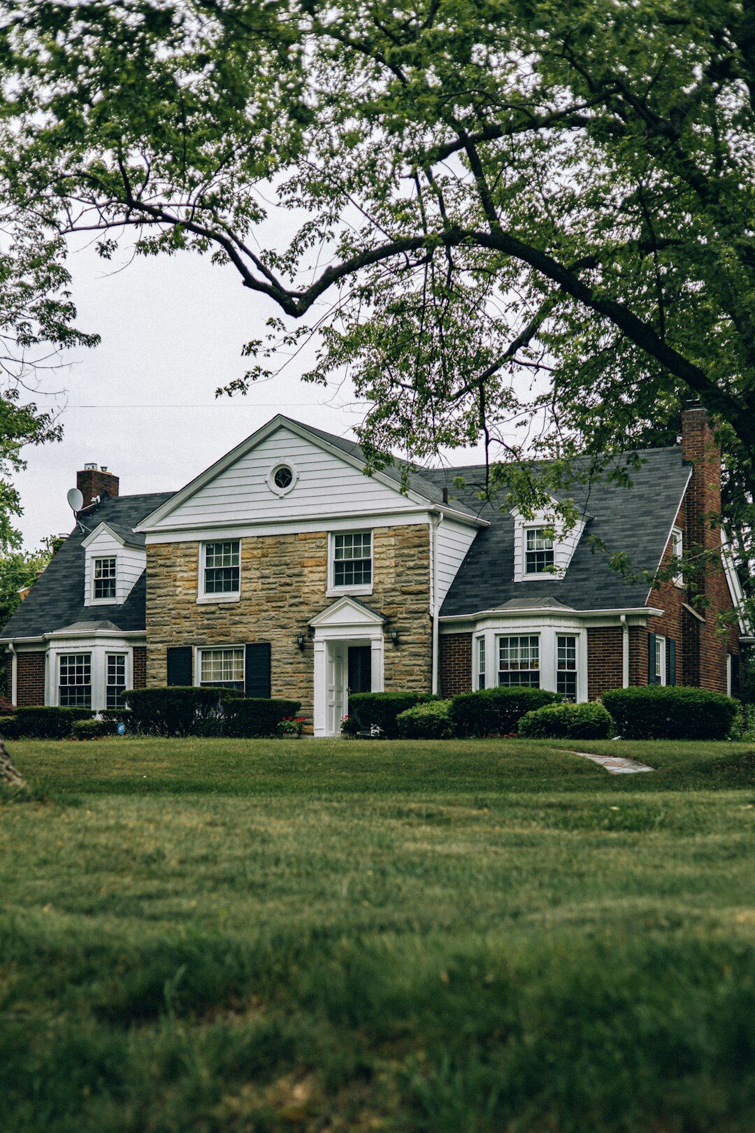 real estate appraiser measuring house